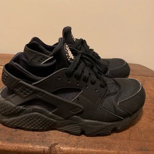 Black Nike Huaraches